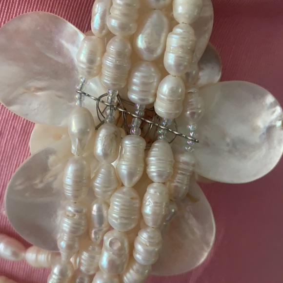 💎 5 strand pearl necklace with asymmetric mother of pearl 3D flower. Unworn.